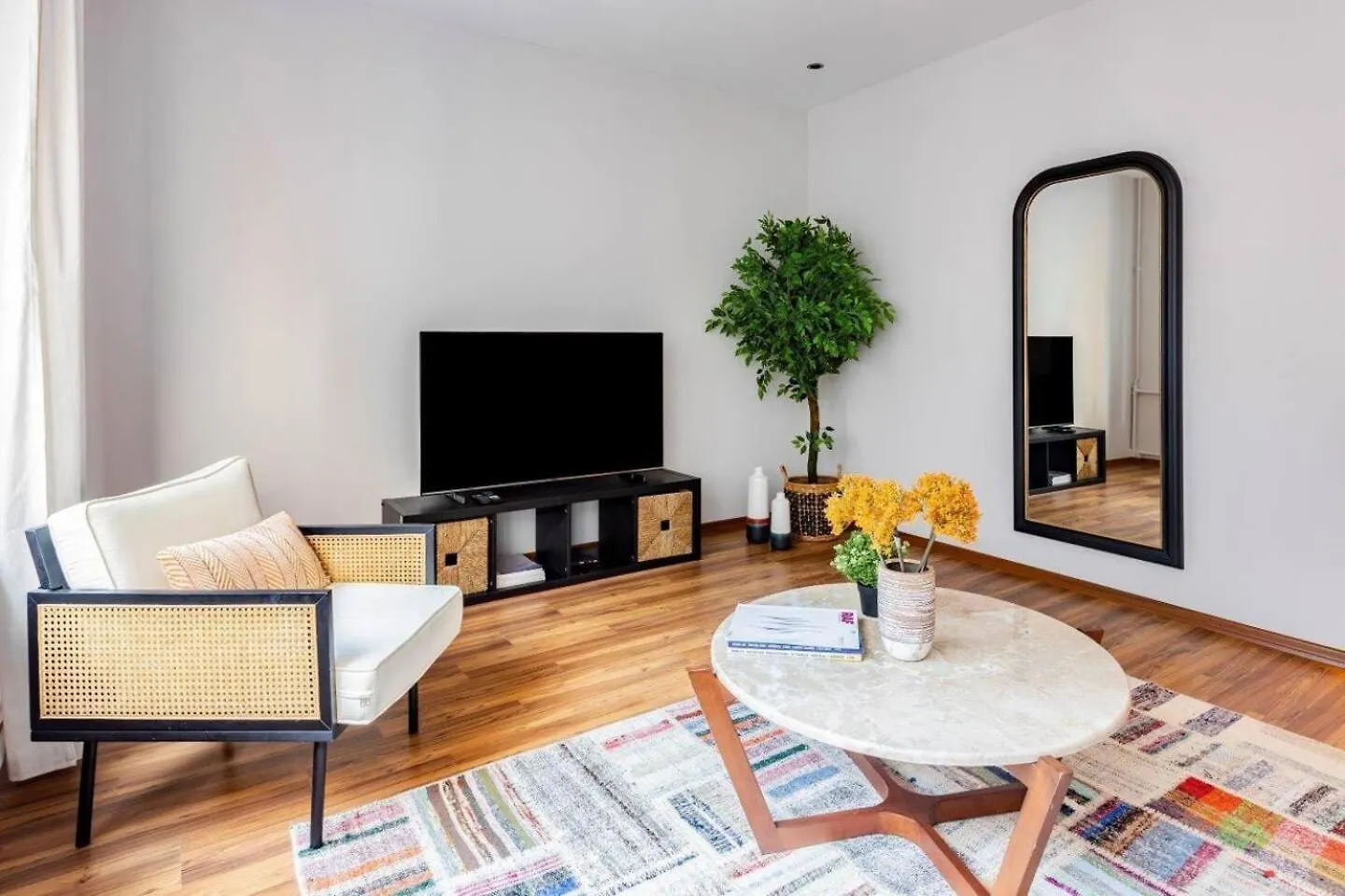 Spacious Modern 4-Bed2Bath Central Oasis! #370 Stambuł 0*,